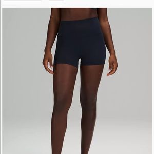 Align high-rise shorts 4in